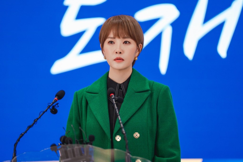 Korean drama series “Queen of Masks”  stars Kim Sun-a as lawyer Do Jae-yi (above), one of four powerful women, friends in college, whose relationship comes under strain when a night out ends in a murder.