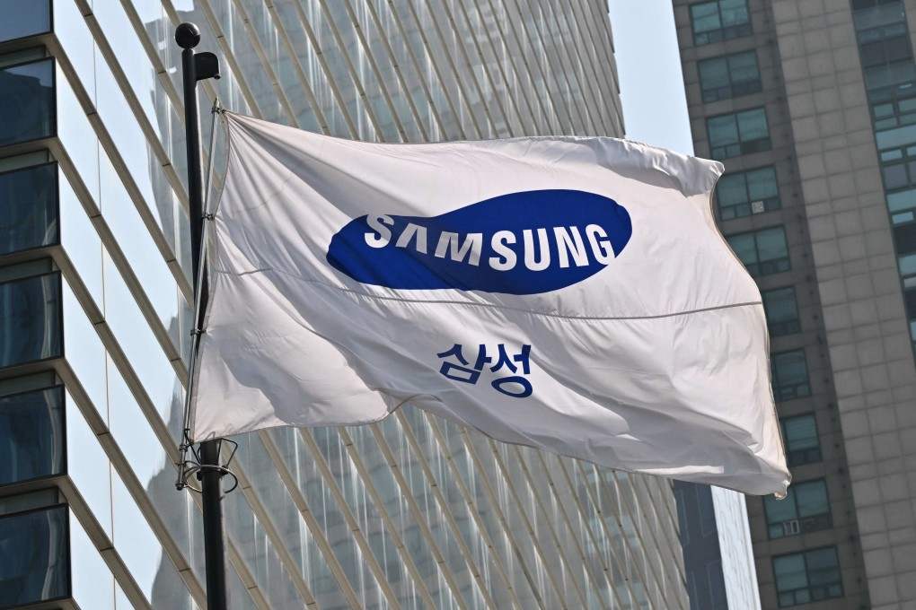 A Samsung Electronics flag flutters outside the company’s Seocho building in Seoul on April 27, 2023. Photo: AFP