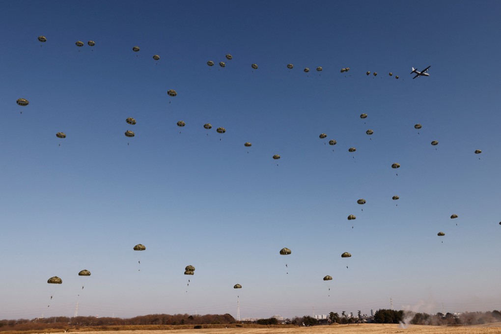 Japanese troops jump from US Air Force aircraft during a joint military drill among Japan, US, Britain and Australia. Photo: Reuters
