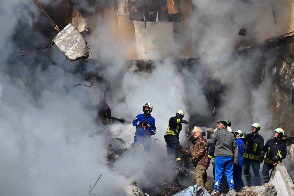Rescuers search for survivors in the rubble of a damaged residential buildings in Uman, Ukraine. Photo: AFP