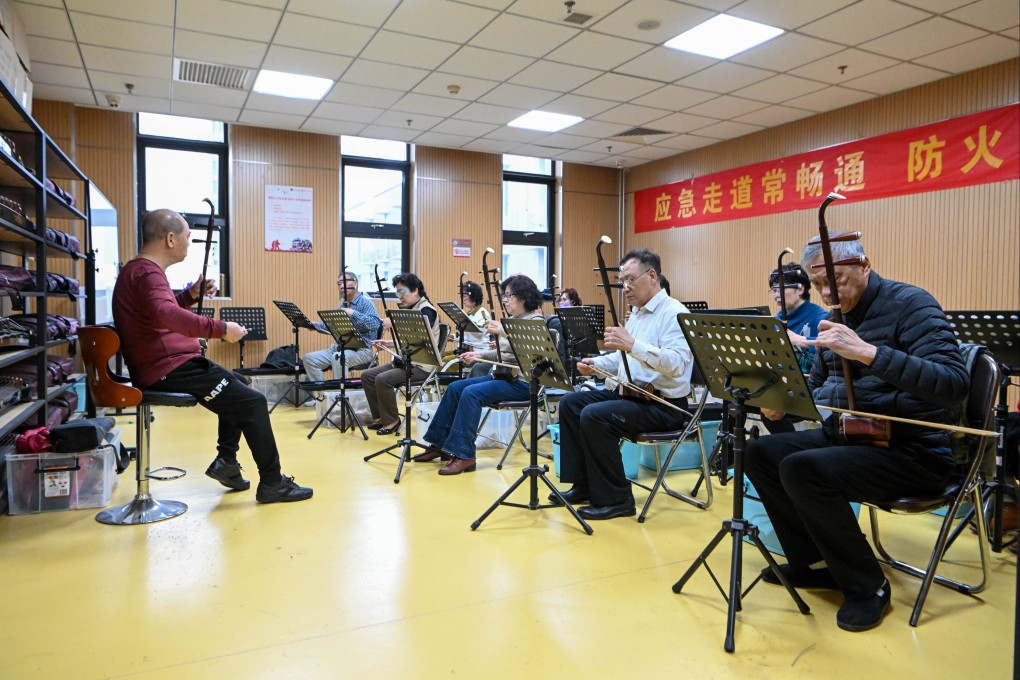 Senior citizens learn to play the erhu, a Chinese musical instrument, at a cultural centre in Tianjin. Photo: Xinhua