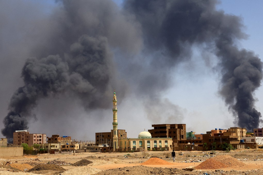 Smoke rises above buildings after aerial bombardment, during clashes between the paramilitary Rapid Support Forces and the army in Khartoum, Sudan. Photo: Reuters