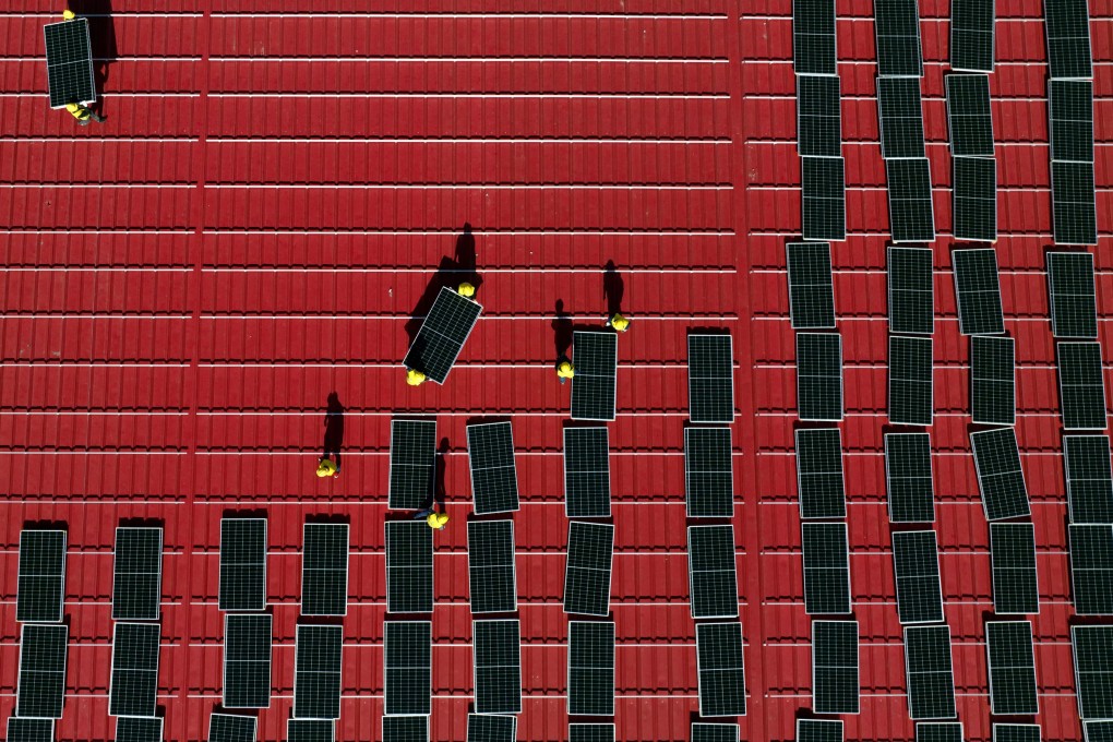 Workers install photovoltaic power panels on the roof of a factory in Tangshan, in north China’s Hebei province, on October 11, 2022. Photo: Xinhua