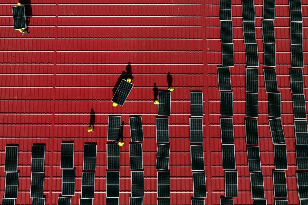 Workers install photovoltaic power panels on the roof of a factory in Tangshan, in north China’s Hebei province, on October 11, 2022. Photo: Xinhua
