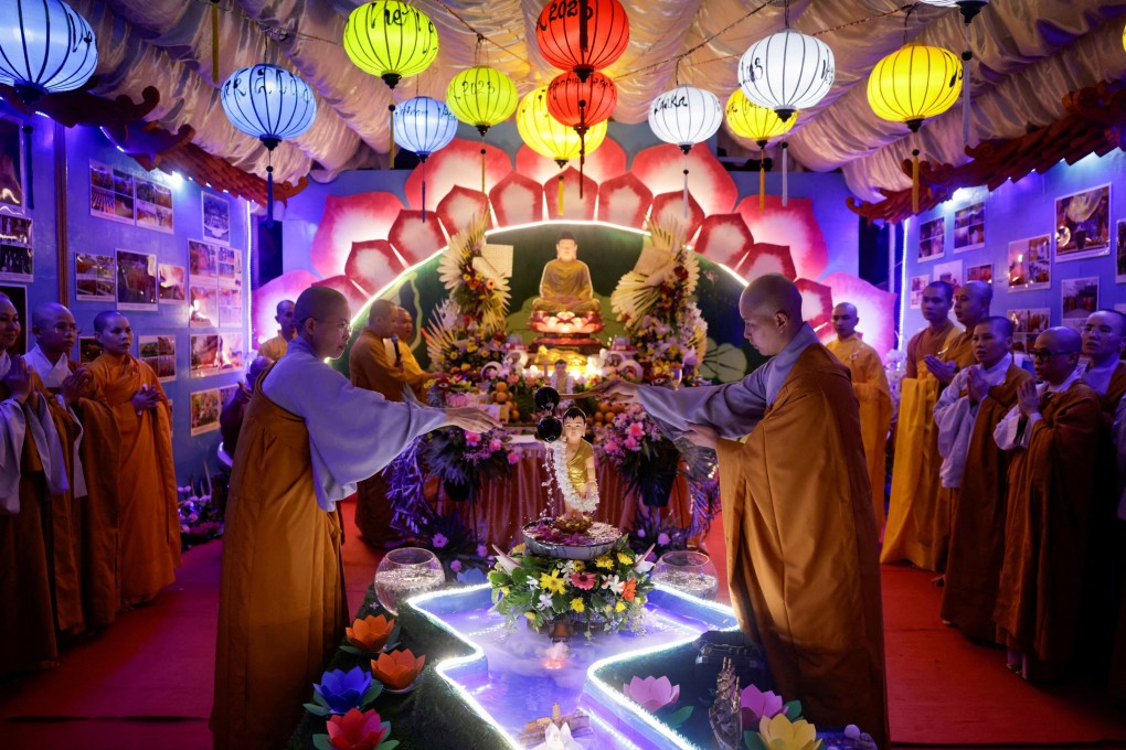 Buddhist nuns in Colombo, Sri Lanka take part in a traditional ritual on Vesak Day. Photo: Reuters