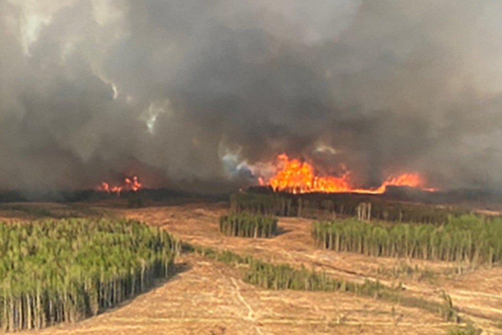 A smoke column rises from a wildfire near Fox Creek, Alberta, Canada. Photo: Alberta Wildfire/Handout via Reuters