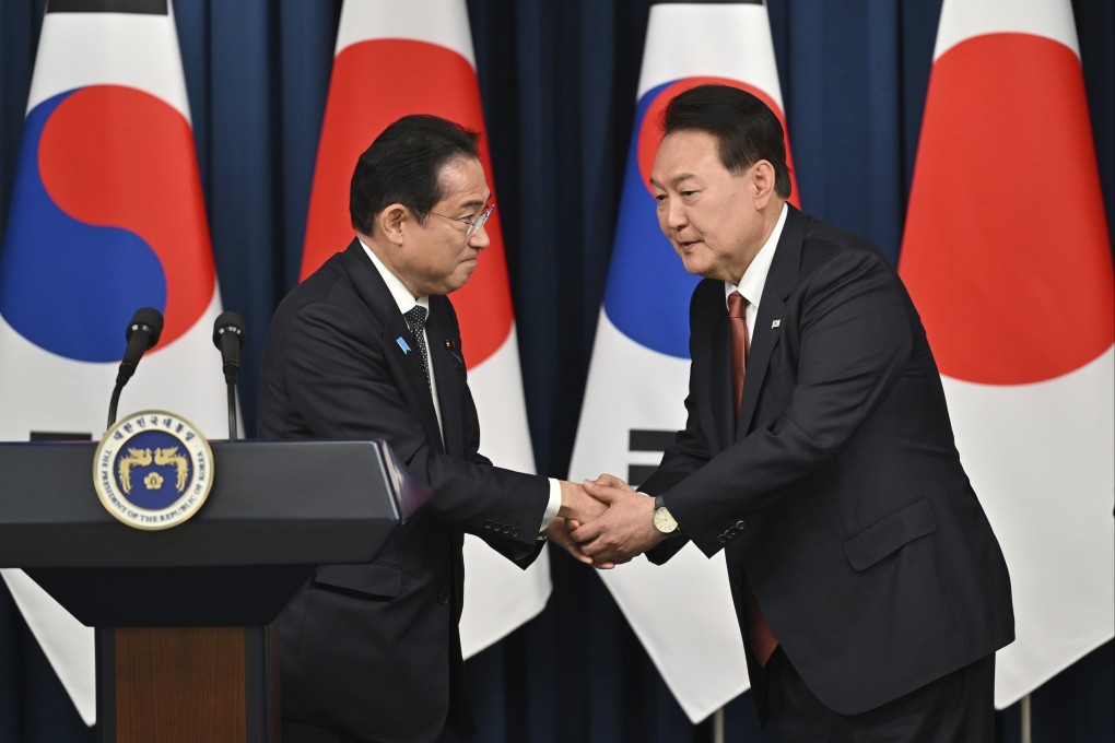 South Korean President Yoon Suk Yeol, right, shakes hands with Japanese Prime Minister Fumio Kishida during a press conference after their meeting in Seoul on Sunday, their second summit in less than two months. Photo: via AP