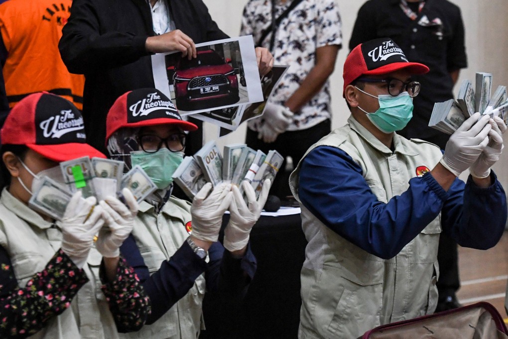 Indonesia’s anti-graft agency (KPK) officials show evidences of a million-dollar bribery case of goods to be distributed as Covid-19 social assistance packages. Photo: Antara Foto/Hafidz Mubarak via Reuters