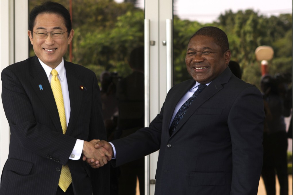 Mozambique’s President Filipe Nyusi (right) welcomes Japan’s Prime Minister Fumio Kishida at the Presidential Palace in Maputo, Mozambique, on May 4, 2023. Photo: EPA-EFE