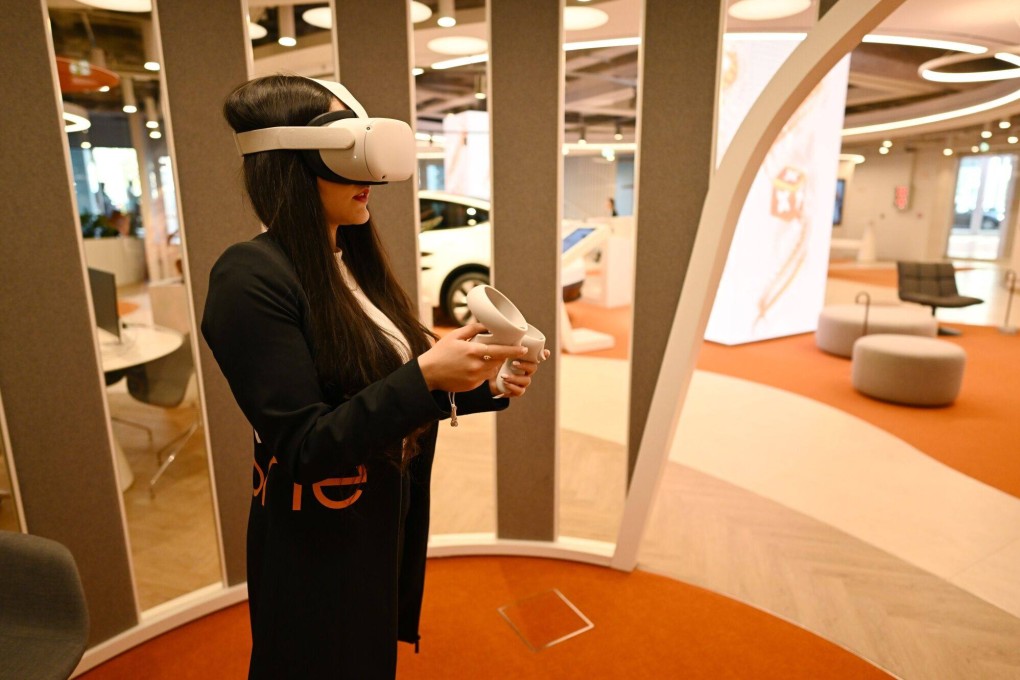 An employee wears a Meta Platforms Oculus Quest 2 virtual reality headset to demonstrate an immersive experience of BPI banking services inside the Banco BPI SA ‘All in One’ concept bank branch in Lisbon, Portugal, on April 17, 2023. Photo: Bloomberg