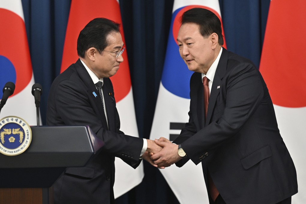 South Korean President Yoon Suk-yeol and Japanese PM Fumio Kishida in Seoul on May 7, 2023. Photo: AP