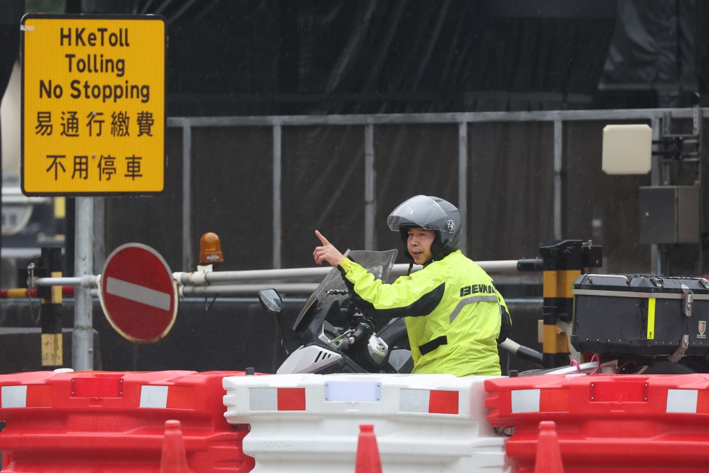 A driver asks staff how to pay tunnel tolls at the Tsing Sha Control Area after the HKeToll automatic payment system went into effect. Photo: Edmond So