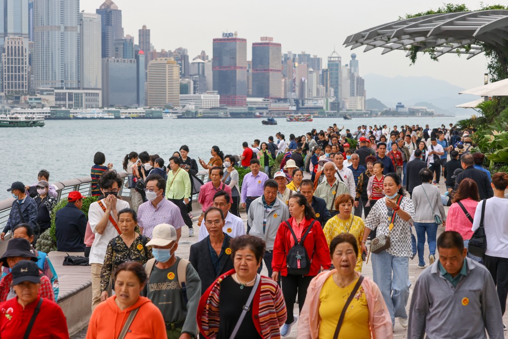 Tourists pack the Avenue of Stars in Tsim Sha Tsui. Photos: Dickson Lee