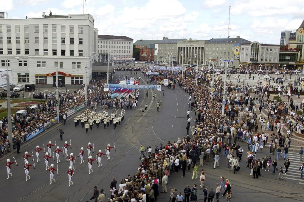 People gather to watch a festive parade marking the 750th anniversary of Kaliningrad in July 2005. Photo: AP
