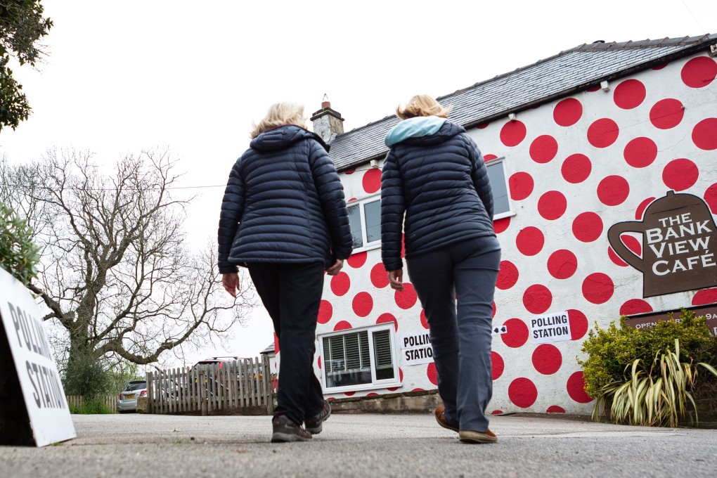 People arrive at a polling station at Langsett Barn in Sheffield, England, on May 4. The ruling Conservative Party lost more than 1,000 seats in a series of local elections, the latest blow to a party that has struggled to manage a cost-of-living crisis and surging energy prices. Photo: EPA-EFE