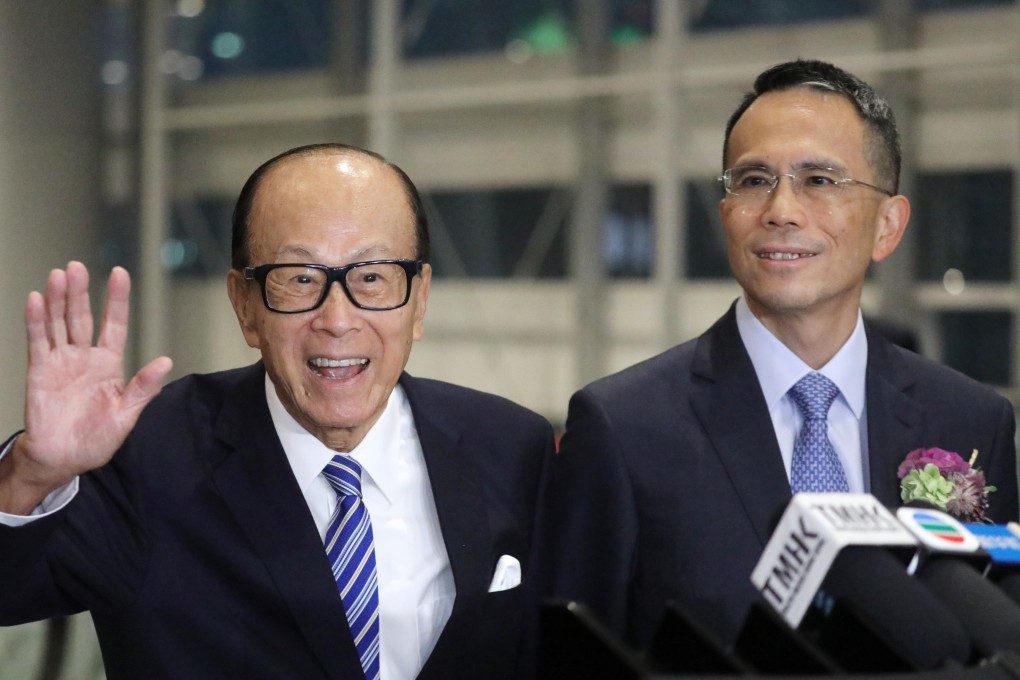 Tycoon Li Ka-shing (left) with his elder son Victor Li Tzar-kuoi (right) during the annual dinner of CK Asset Holdings in Wan Chai before the elder magnate’s retirement, on 10 January 2020. Photo: Dickson Lee