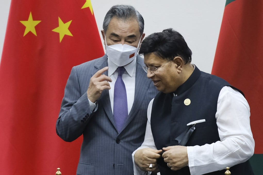 Then foreign minister Wang Yi (left) speaks to his Bangladeshi counterpart A.K. Abdul Momen during a meeting in Dhaka, Bangladesh, on August 7, 2022. China’s experience as a developing country has much from which Bangladesh could learn. Photo: AP
