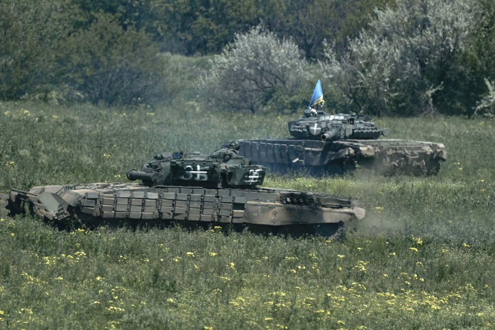 Ukrainian tanks ride near Bakhmut, an eastern city where fierce battles against Russian forces have been taking place, in the Donetsk region, Ukraine. Photo: AP
