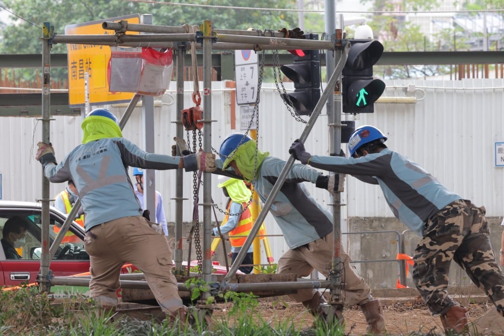 Workers suffering from heatstroke should rest in a shaded, cool place and drink water. Photo: Jelly Tse