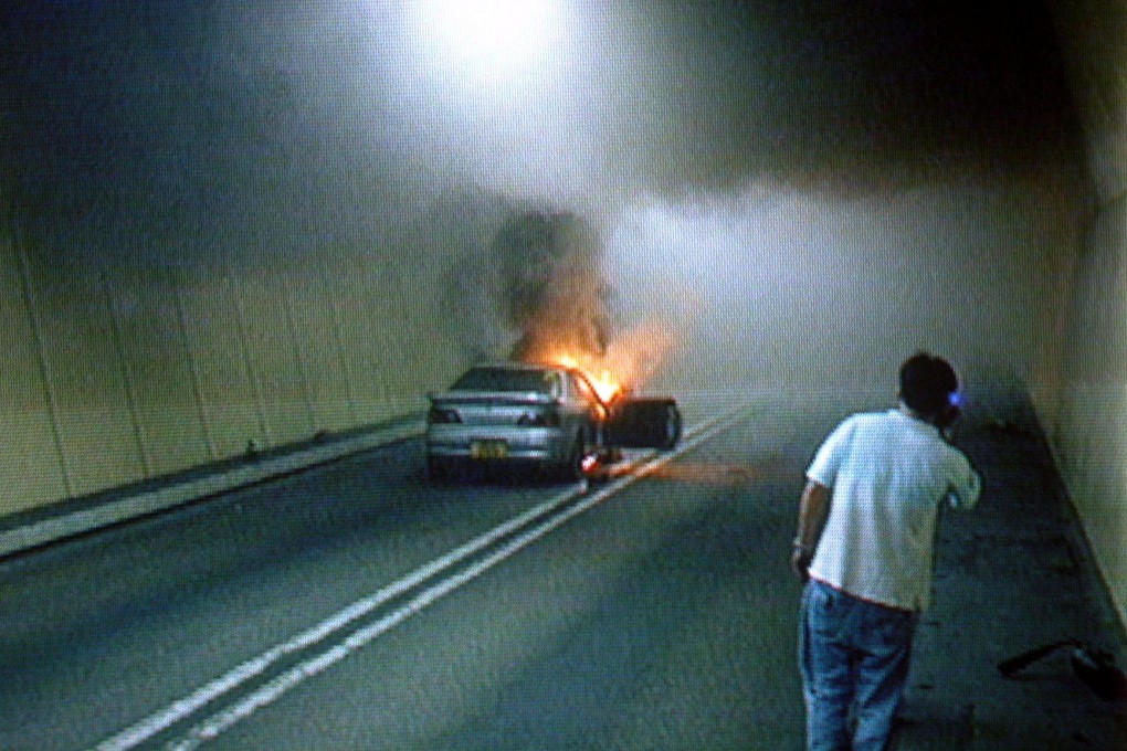 The car that caught fire in the middle of the Kowloon-bound section of Hong Kong’s Cross-Harbour Tunnel on May 29, 2000. Photo: SCMP