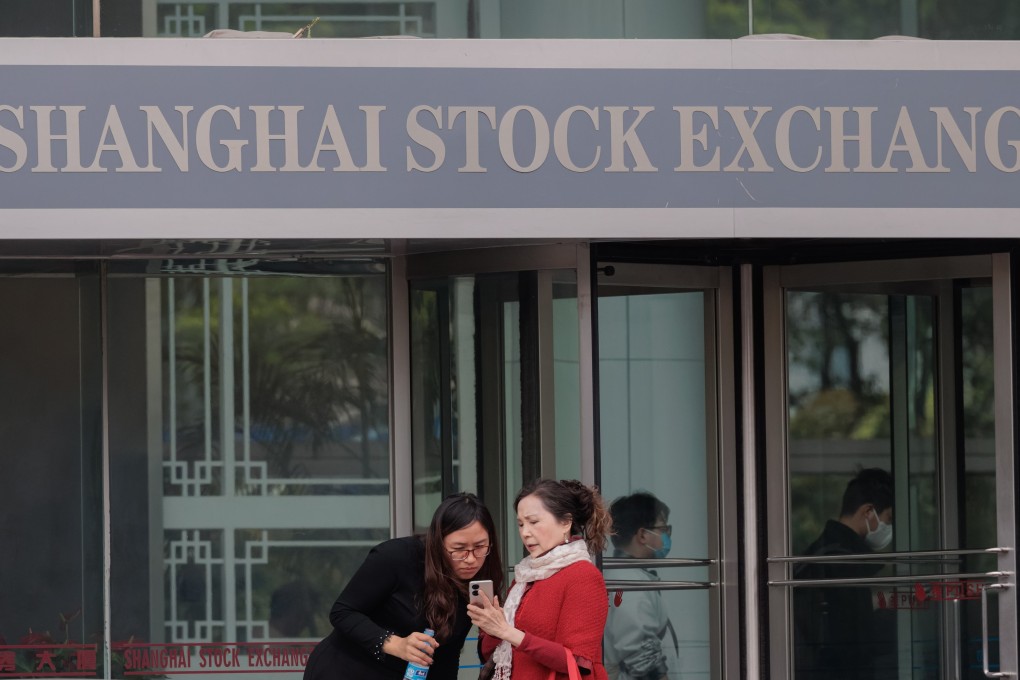 Women stand in front of the Shanghai Stock Exchange Building in Shanghai on April 3, 2023. Photo: EPA-EFE