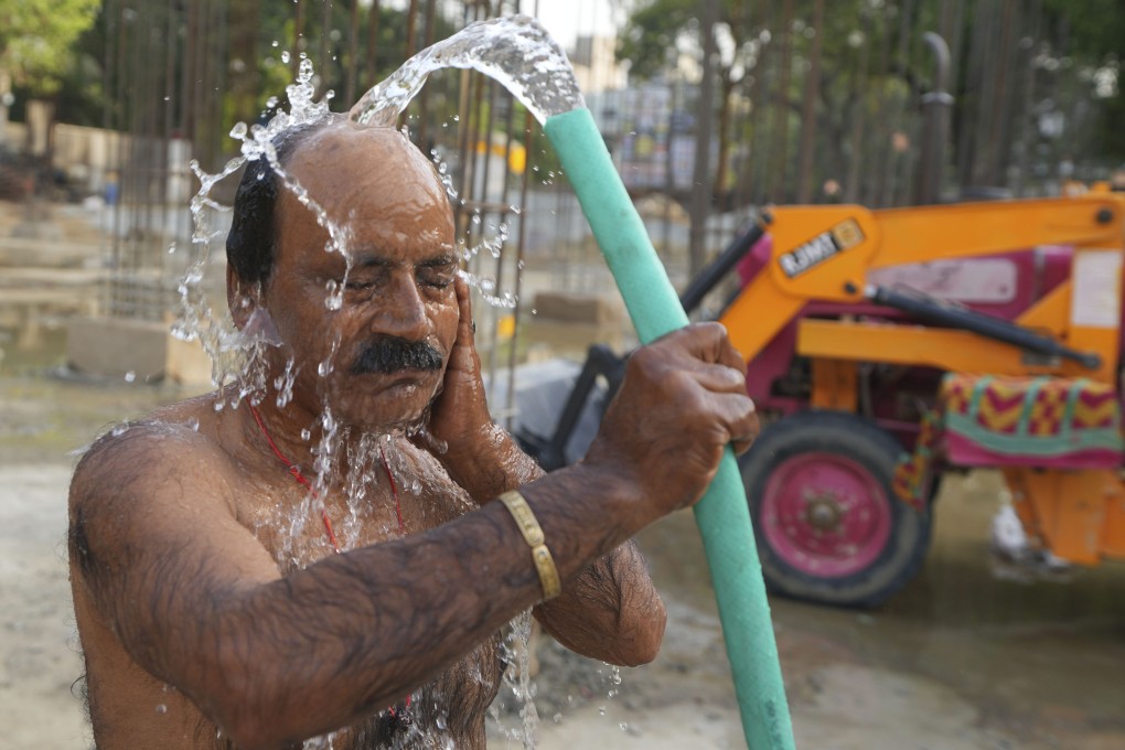An Indian worker tries to cool off on a hot day in Prayagraj, northern Uttar Pradesh state. Photo: AP