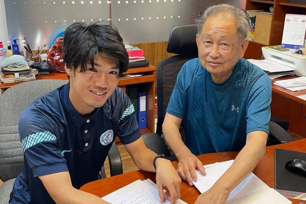 Yumemi Kanda signs a contract in front of Philip Lee to stay with BC Rangers for another season. Photo: BC Rangers