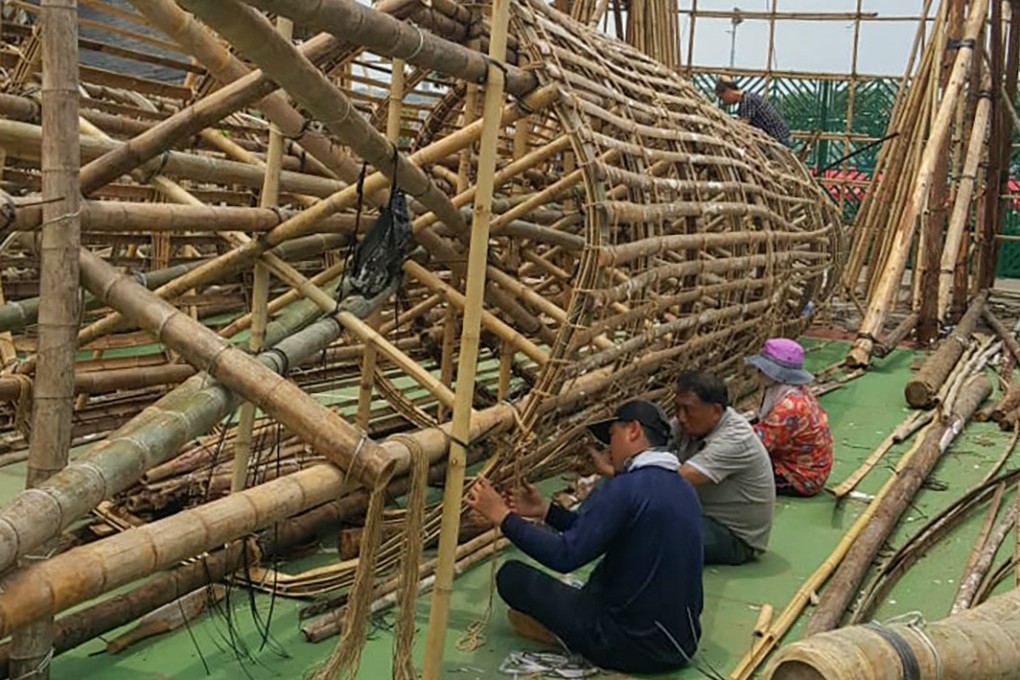 Master craftsmen create the intricate structure of a traditional bamboo bun tower. Photo: Chan Kam-yuen
