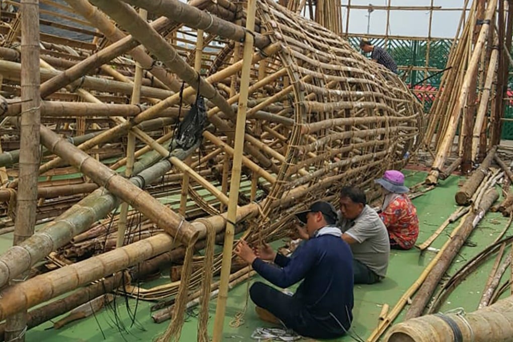Master craftsmen create the intricate structure of a traditional bamboo bun tower. Photo: Chan Kam-yuen