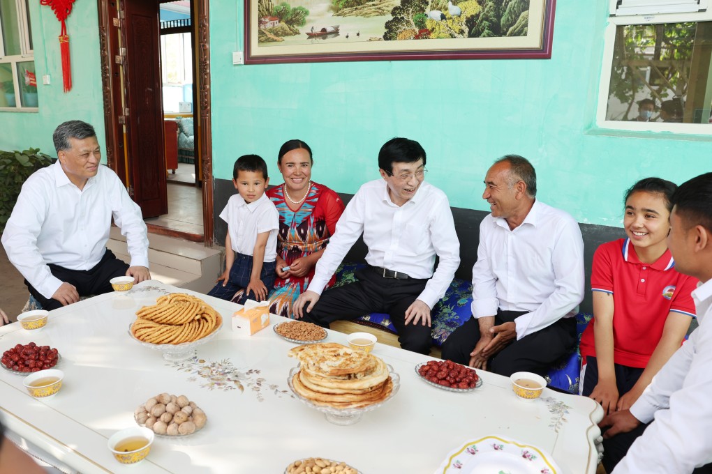 Wang Huning visits a Uygur family in Kashgar during a three-day inspection trip of Xinjiang. Photo: Xinhua