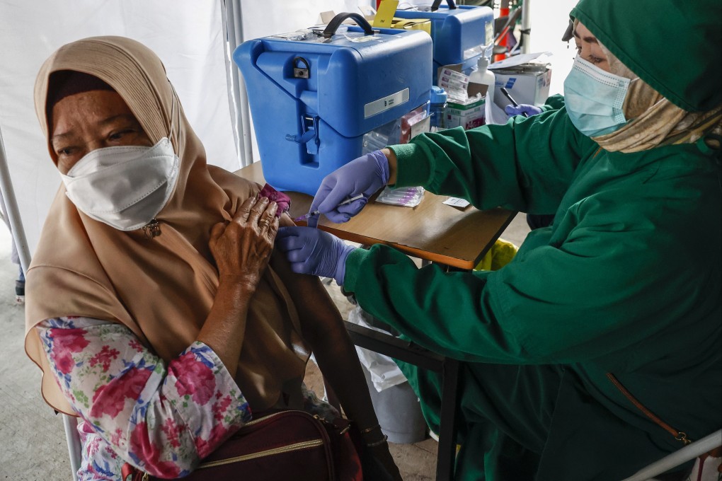 An elderly woman receives a vaccine injection in Jakarta, Indonesia. Photo: EPA-EFE