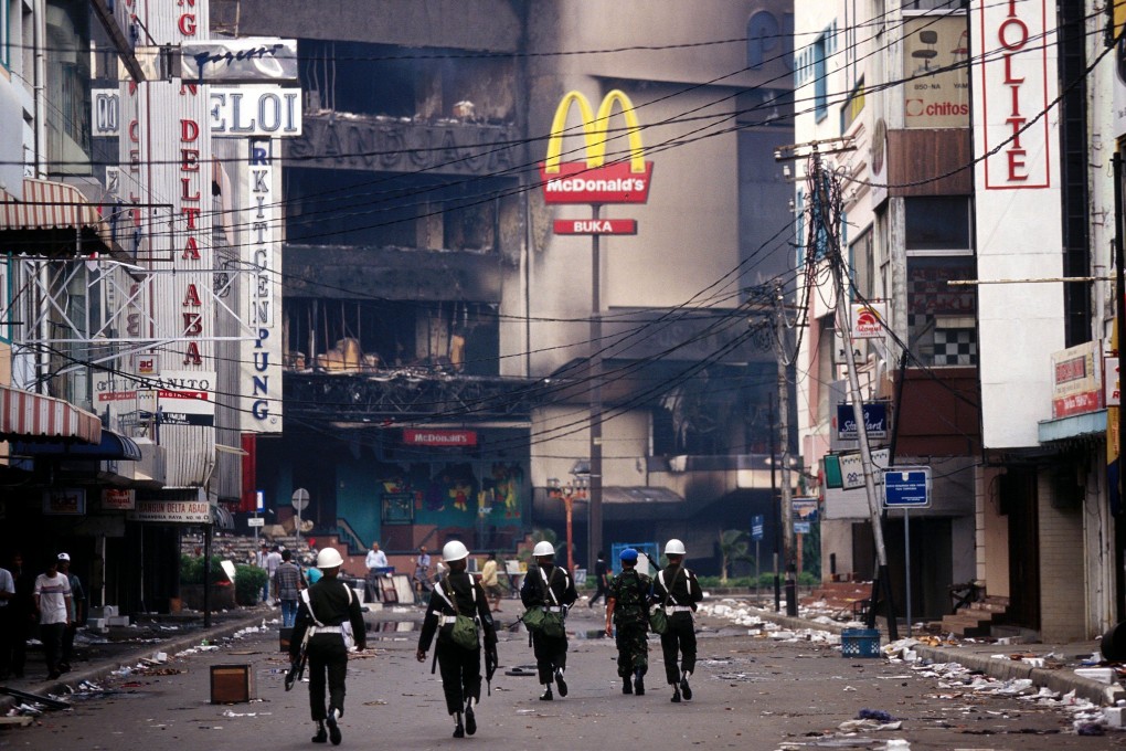 Riots in Jakarta on May 14, 1998. Photo: Getty Images