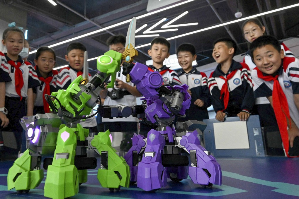 School pupils watch robots at an artificial intelligence education centre in Handan, Hebei province, on Thursday. Photo: AFP