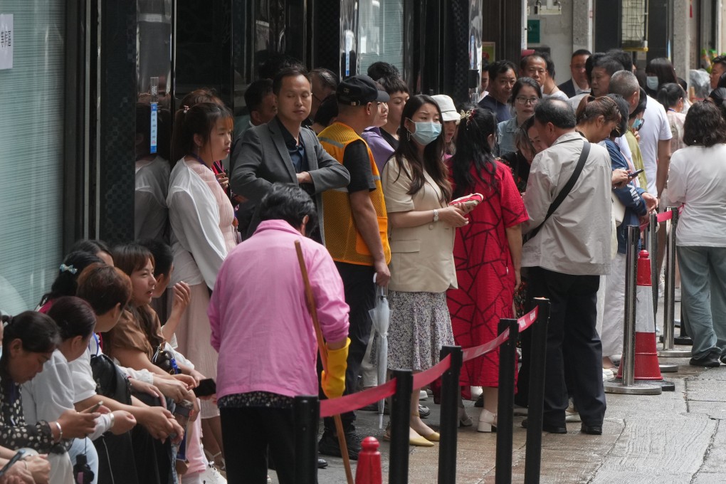 A group of tourists from the mainland queues outside a jewellery shop in To Kwa Wan on May 17. Allegations of Cathay Pacific flight crew discriminating against mainlanders are just the latest example of tensions that have a long history in Hong Kong. Photo: Sam Tsang