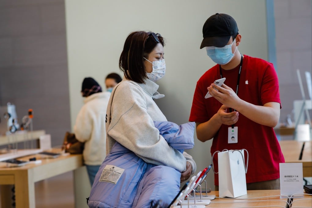 Customers look at iPhone 14 models at an Apple store in Beijing, November 7, 2022. Photo: EPA-EFE