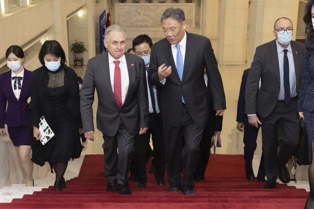 Australian Trade and Tourism Minister Don Farrell with Chinese Minister of Commerce Wang Wentao in Beijing in May. Photo: DFAT via AP)