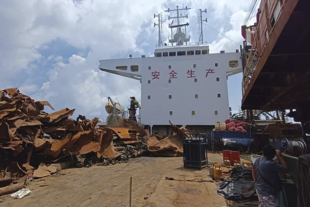 South China Sea: Chinese boat scavenging scrap metal from WWII