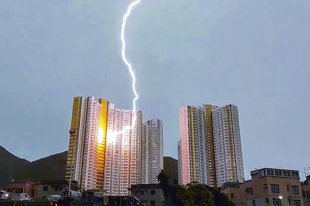 Lightning strikes Wo Tin Estate, Tuen Mun, in Hong Kong. Photo: Facebook/Carol Tam