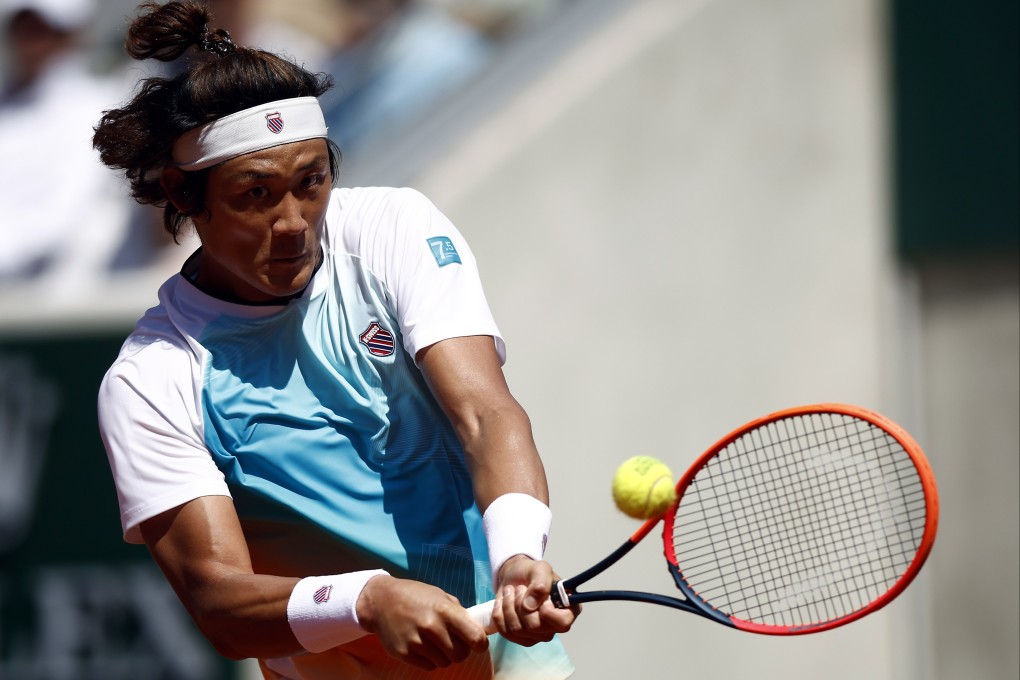 Zhang Zhizhen returns the ball to Casper Ruud during their men’s singles third round clash at the French Open. Photo: EPA-EFE