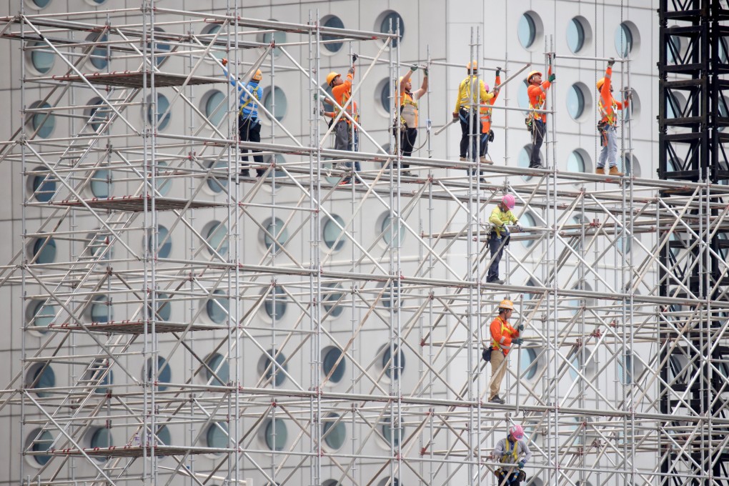Under a new three-tier warning system, workers are advised to suspend their duties or rest for periods of 15 to 45 minutes. Photo: May Tse