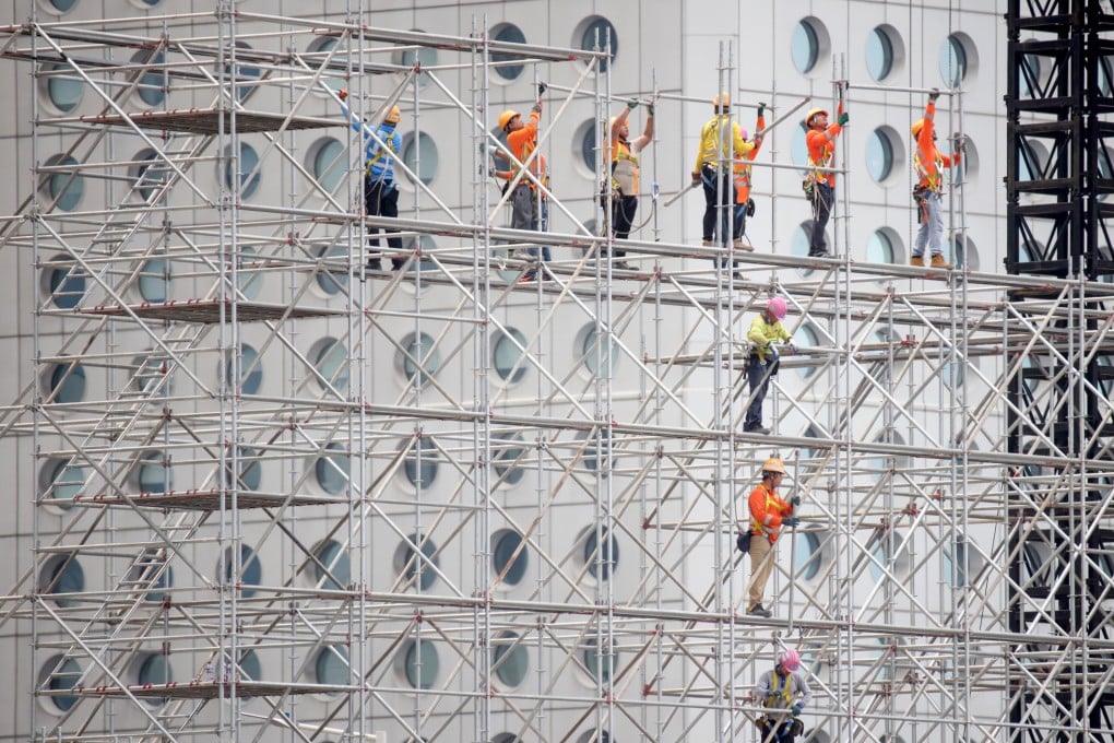 Under a new three-tier warning system, workers are advised to suspend their duties or rest for periods of 15 to 45 minutes. Photo: May Tse