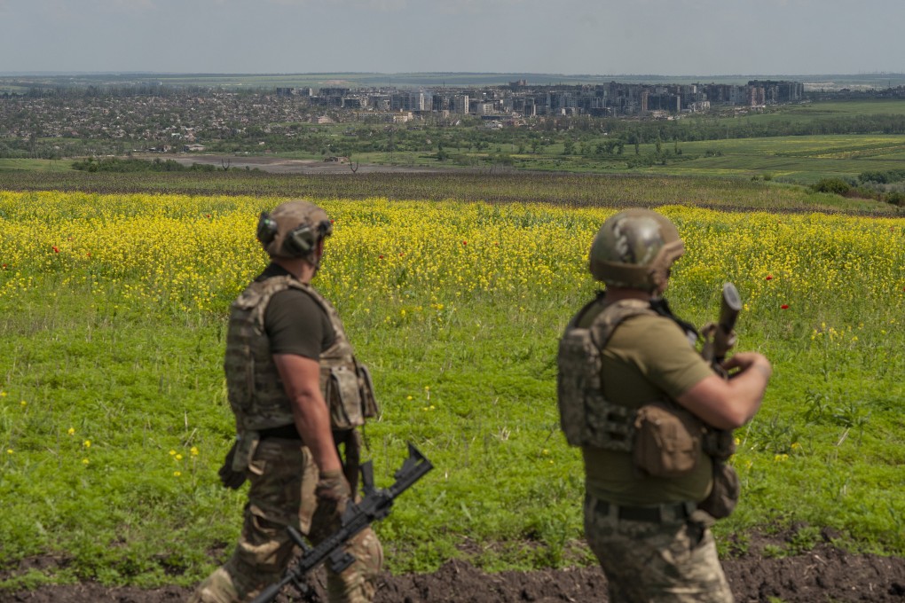 Ukrainian soldiers stand in their positions near Bakhmut, Ukraine. Photo: AP