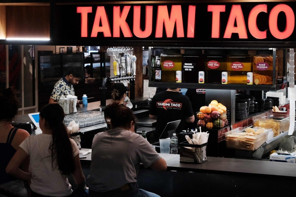 People eat at a taco restaurant in a New York market on April 12. Recent US inflation figures and other economic data are still showing considerable resilience, highlighting the limited cooling effect of higher interest rates. Photo: AFP