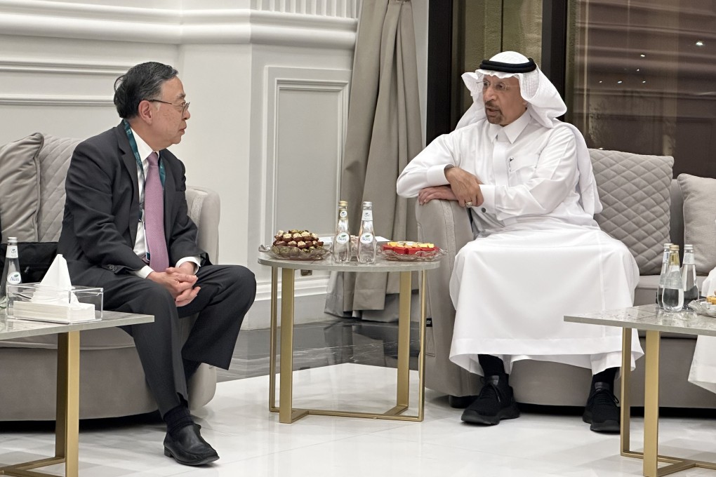 Saudi Investment Minister Khalid A. Al-Falih (right) and Hong Kong businessman Ronnie Chan Chi-chung (left) met after a gala dinner at the Arab-China Business Conference in Riyadh. Photo: Kinling Lo