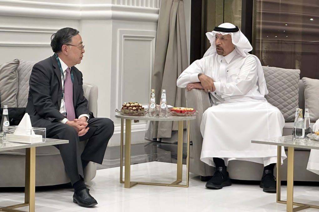 Saudi Investment Minister Khalid A. Al-Falih (right) and Hong Kong businessman Ronnie Chan Chi-chung (left) met after a gala dinner at the Arab-China Business Conference in Riyadh. Photo: Kinling Lo