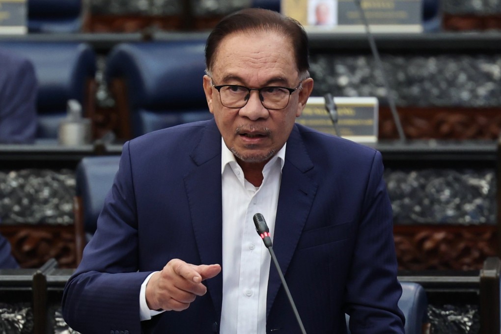 Malaysian Prime Minister Anwar Ibrahim (R) speaks during the question-and-answer session at the Parliament. Photo: dpa