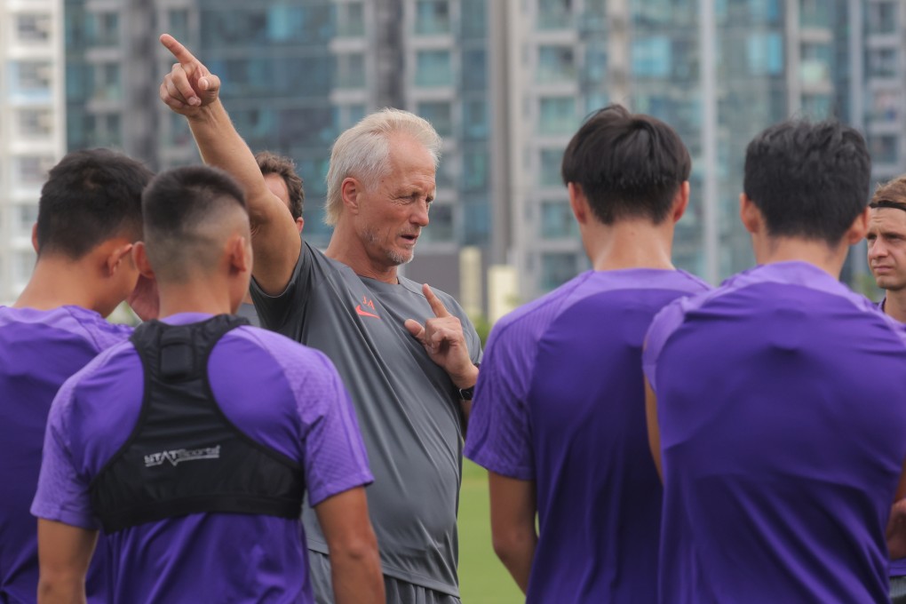 Jorn Andersen gives instructions to his Hong Kong players as they prepare for the Vietnam game. Photo: Jelly Tse