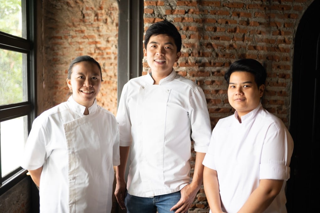 Chef “Mia” Naruemon Ratiphuthilap (left), and chef “Bua” Sarocha Rajatanawin (right), with chef “Ton” ThiTid Tassanakajohn (middle). Photo: Le Du