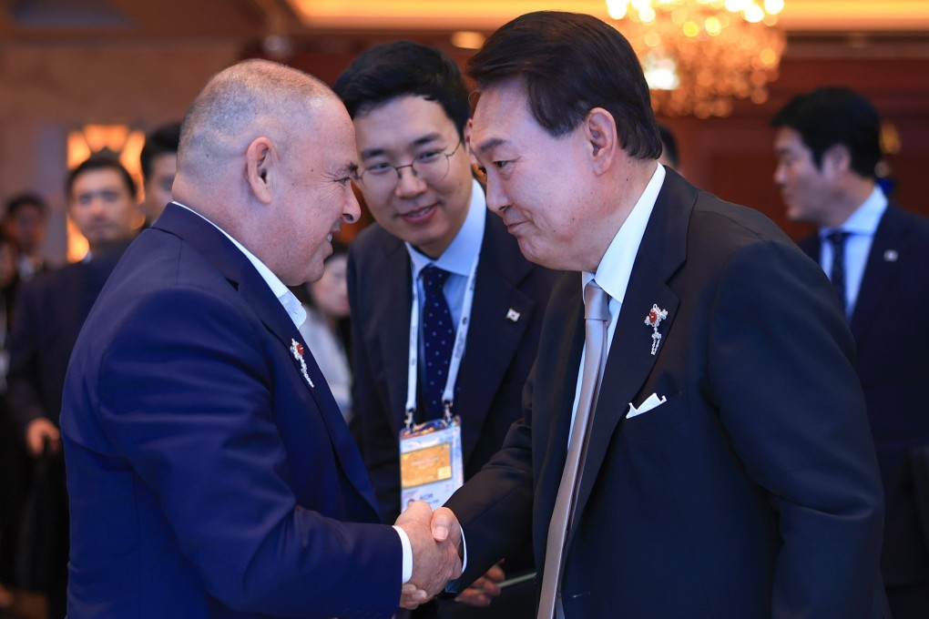 South Korean President Yoon Suk-yeol (right) shakes hands with Cook Islands Prime Minister Mark Brown during a dinner party for the Korea-Pacific Islands Summit at a Seoul hotel last month. Photo: South Korean Presidential Office /EPA-EFE