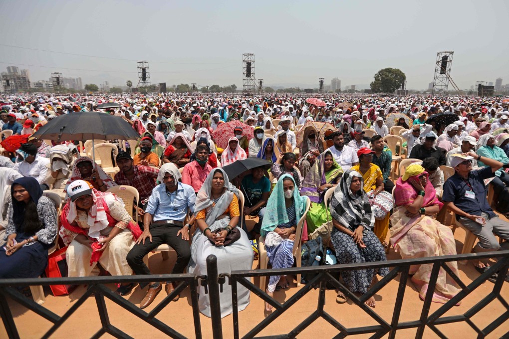 People gather to attend a ceremony on the outskirts of Mumbai where 11 spectators died from heatstroke. Photo: AFP